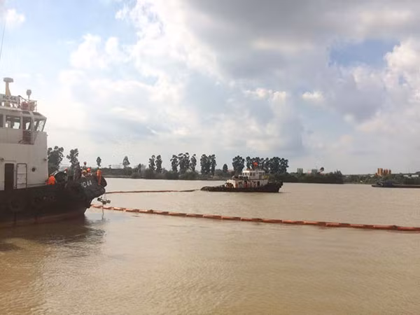 Xử lý sự cố tràn dầu ở Hải Phòng.
