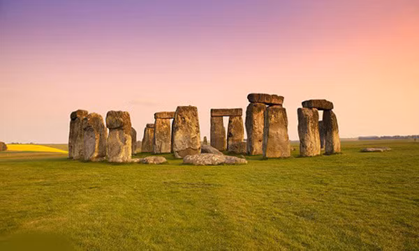 Bãi đá Stonehenge được tạo nên bởi quần thể công trình với 30 khối đá, mỗi khối nặng khoảng 25 tấn. Trong số này có 5 tảng đá lớn với trọng lượng lên đến 50 tấn.