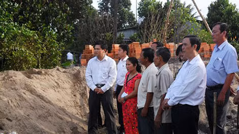 Chị Mỹ Linh và các nhà tài trợ tại buổi khởi công xây dựng căn nhà tình nghĩa.