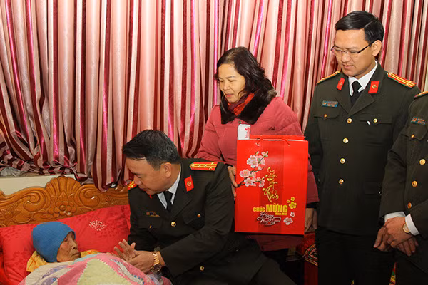 Đại tá Nguyễn Văn Trung - Giám đốc Công an tỉnh Hà Nam thăm, tặng quà Mẹ Việt Nam anh hùng Phạm Thị Vàng.