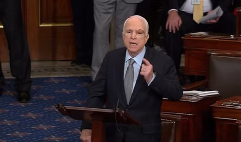 Thượng nghị sĩ McCain trở lại Quốc hội sau ca phẫu thuật u não vào tháng 7-2017.