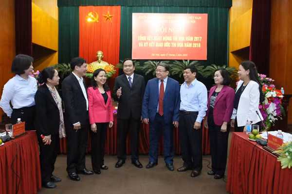 Các đại biểu thảo luận bên lề Hội nghị.