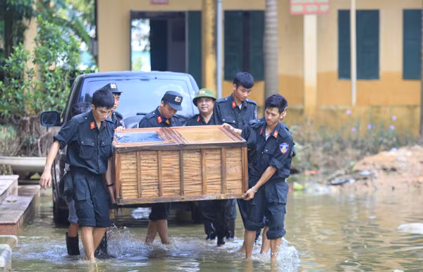 Lực lượng Công an giúp dân trong mùa mưa bão.