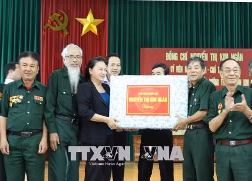 Chủ tịch Quốc hội Nguyễn Thị Kim Ngân thăm, tặng quà các thương bệnh binh tại Trung tâm Điều dưỡng thương binh Duy Tiên và Trung tâm Điều dưỡng thương binh Kim Bảng. Ảnh: TTXVN. Chủ tịch Quốc hội Nguyễn Thị Kim Ngân thăm, tặng quà các thương bệnh binh tại Trung tâm Điều dưỡng thương binh Duy Tiên và Trung tâm Điều dưỡng thương binh Kim Bảng. Ảnh: TTXVN.