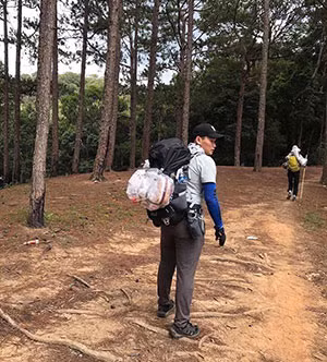 Phượt thủ Thi An Kiện thời điểm đang trên đường Trekking.