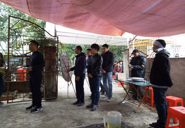 Bạn bè đến viếng anh Hoàng Đức Hải.