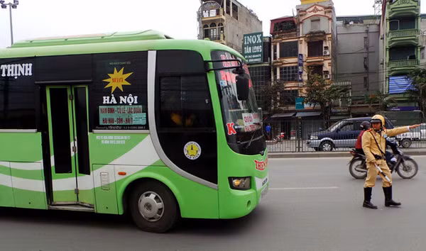CSGT xử lý một trường hợp xe khách vi phạm.