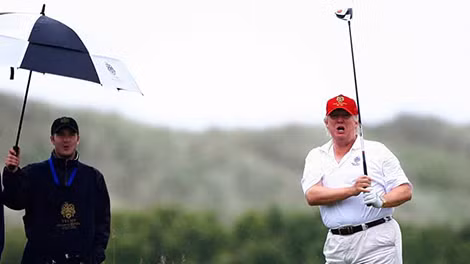 Tổng thống Mỹ Donald Trump đi chơi golf trong ngày tang lễ ông McCain.