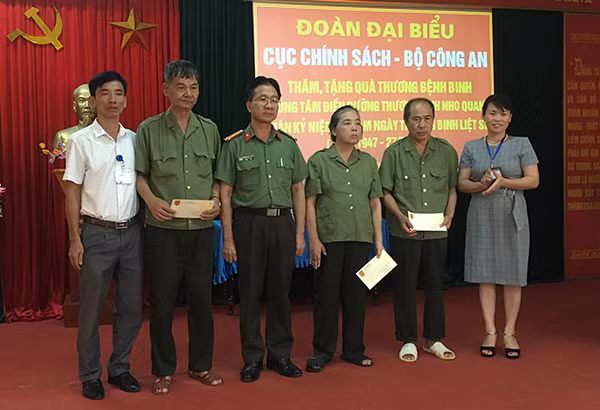 Đoàn công tác của Bộ Công an do Đại tá Phạm Quang Tuyển, Phó Cục trưởng Cục Chính sách làm trưởng đoàn đã về thăm và tặng quà tại Trung tâm điều dưỡng thương binh Nho Quan.