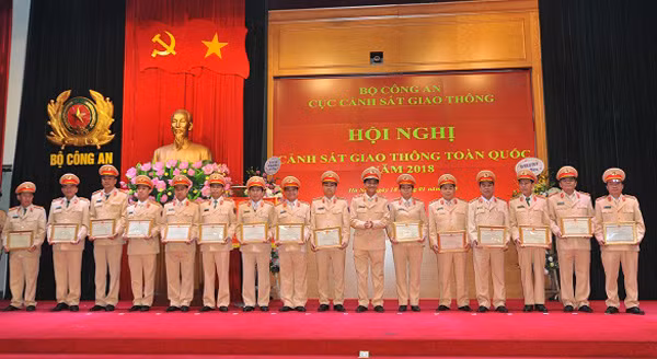 Thiếu tướng Trần Sơn Hà trao Giấy khen của Cục trưởng Cục CSGT tặng tập thể, cá nhân có thành tích xuất sắc.