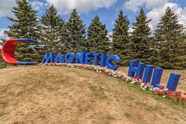 Đồi từ trường, New Brunswick, Canada: Du khách phải rất cẩn thận, nếu lựa chọn lái xe tới chân ngọn đồi này. Bởi vì nhiều câu chuyện cho rằng ô tô của bạn sẽ bị lực từ trường hút lên đỉnh ngọn đồi. Ngay cả nhưng chiếc xe du lịch cỡ lớn cũng có thể bị từ trường hút. Đồi từ trường, New Brunswick, Canada: Du khách phải rất cẩn thận, nếu lựa chọn lái xe tới chân ngọn đồi này. Bởi vì nhiều câu chuyện cho rằng ô tô của bạn sẽ bị lực từ trường hút lên đỉnh ngọn đồi. Ngay cả nhưng chiếc xe du lịch cỡ lớn cũng có thể bị từ trường hút.