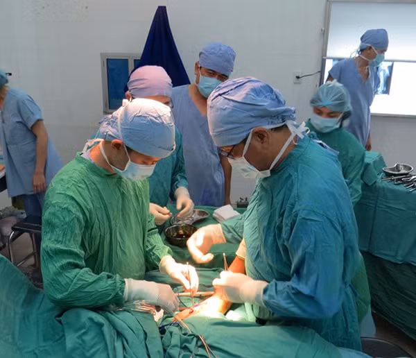 Các bác sĩ phẫu thuật cấp cứu cho bệnh nhi. Ảnh: Thảo Ly.