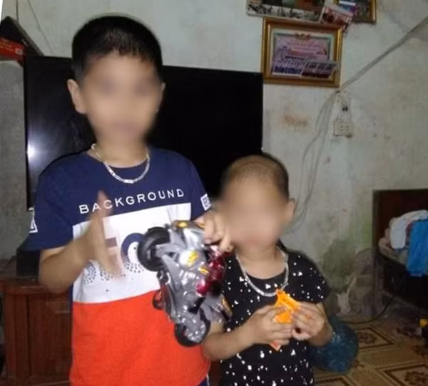 Hai con của anh Dũng đang sống với chị Hương. Hai con của anh Dũng đang sống với chị Hương.