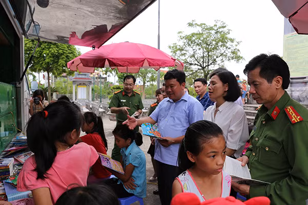 Đại điện lãnh đạo Công an tỉnh Nam Định, Công an huyện Hải Hậu, đại diện Ban hành giáo xứ Xuân Chính (Hải Hậu, Nam Định) cùng giám đốc Thư viện tỉnh Nam Định mang xe ô tô thư viện lưu động về tại sảnh Nhà thờ giáo xứ Xuân Chính phục vụ nhu cầu đọc cho nhân dân và các em học sinh. Đại điện lãnh đạo Công an tỉnh Nam Định, Công an huyện Hải Hậu, đại diện Ban hành giáo xứ Xuân Chính (Hải Hậu, Nam Định) cùng giám đốc Thư viện tỉnh Nam Định mang xe ô tô thư viện lưu động về tại sảnh Nhà thờ giáo xứ Xuân Chính phục vụ nhu cầu đọc cho nhân dân và các em học sinh.