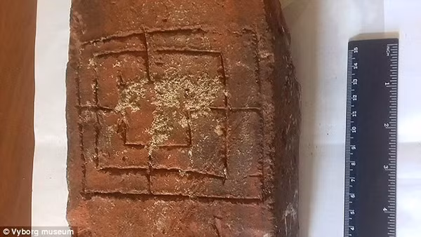 Theo quản lý ở viện bảo tàng địa phương, phòng chứa này có thể nối lâu đài Vyborg nằm trên hòn đảo nhỏ với thành phố Vyborg gần đó.