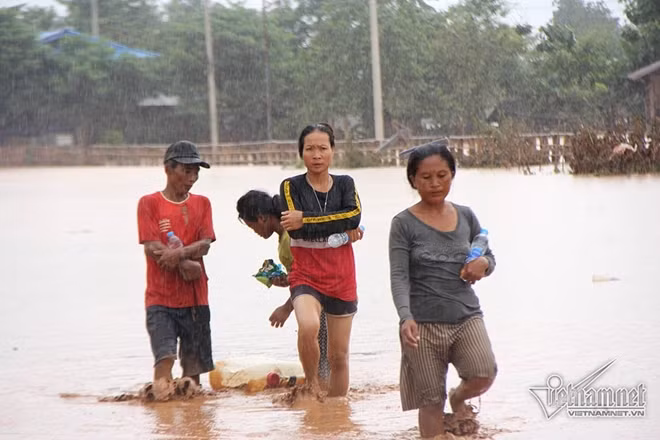 Những người dân cuối cùng ra khỏi rốn lũ.