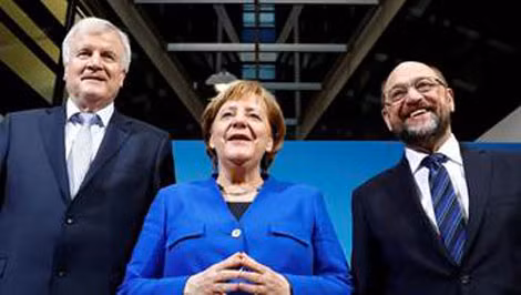 Thủ tướng Merkel (giữa) cùng lãnh đạo đảng CSU, Horst Seehofer và lãnh đạo đảng SPD, Martin Schulz.