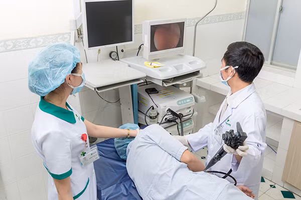 Bác sĩ đang nội soi dạ dày cho bệnh nhân. Bác sĩ đang nội soi dạ dày cho bệnh nhân.