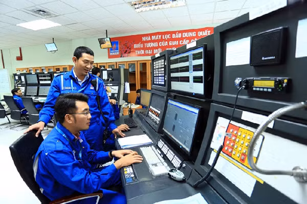 Người lao động NMLD Dung Quất vận hành nhà máy từ Nhà điều khiển trung tâm. Người lao động NMLD Dung Quất vận hành nhà máy từ Nhà điều khiển trung tâm.