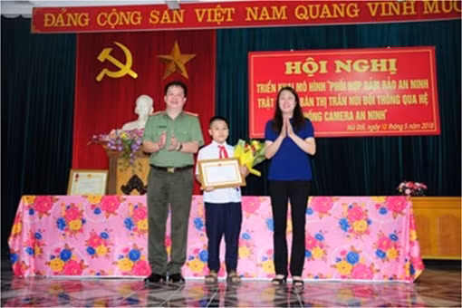 Khen thưởng học sinh nghèo trả nhặt được của rơi trả lại người đánh mất