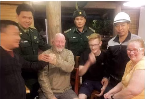 Giải cứu du khách nước ngoài bị rơi xuống khe núi ngoài đảo Cát Bà