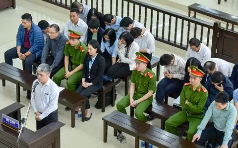 Bị cáo Nguyễn Xuân Sơn (đứng) và các bị cáo khác tại phiên xử.