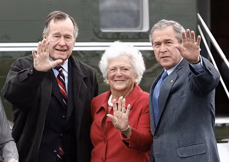 Vợ chồng ông Bush cùng Tổng thống thứ 43 của nước Mỹ. George W. Bush. Ảnh: Getty.
