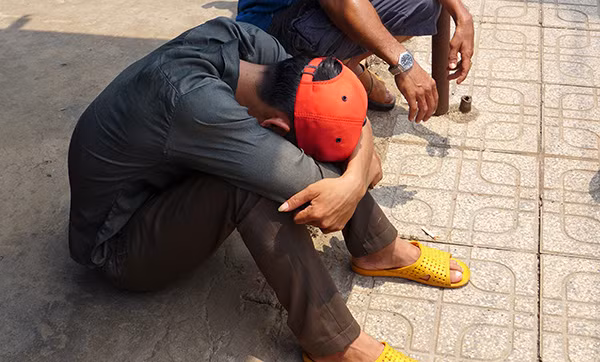 Anh Nguyễn Ngọc T. cúi gục như người mất hồn sau khi hay tin con ruột tử vong Anh Nguyễn Ngọc T. cúi gục như người mất hồn sau khi hay tin con ruột tử vong