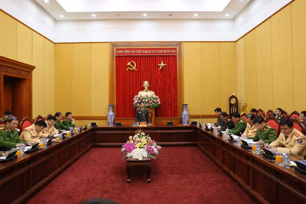 Thứ trưởng Nguyễn Văn Sơn cùng các đại biểu dự buổi họp.