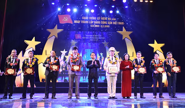 10 Gương mặt trẻ Thủ đô tiêu biểu năm 2017 (trong đó có 2 người vắng mặt do điều kiện học tập, công tác).