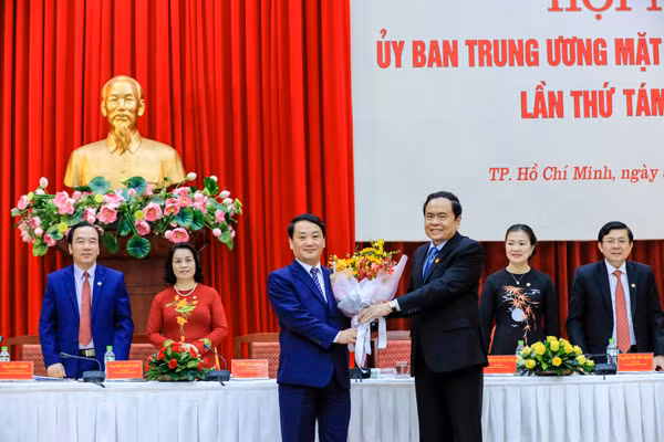 Chủ tịch UBTƯ MTTQ Việt Nam Trần Thanh Mẫn chúc mừng tân Phó Chủ tịch, Tổng Thư ký UBTƯ MTTQ Hầu A Lềnh.