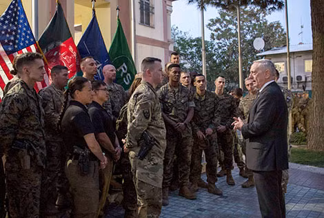 Bộ trưởng Quốc phòng Mỹ J.Mattis thăm một đơn vị của Mỹ tại Kabul.