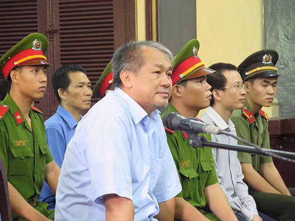 Phạm Công Danh (hàng đầu, bìa trái) và các đồng phạm tại phiên toà vào năm 2016.