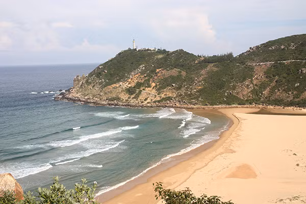 Bãi biển Xuân Hải, thị xã Sông Cầu và mũi Điện, huyện Đông Hòa là hai trong số những nơi có tiềm năng thu hút đầu tư phát triển kinh tế du lịch. Bãi biển Xuân Hải, thị xã Sông Cầu và mũi Điện, huyện Đông Hòa là hai trong số những nơi có tiềm năng thu hút đầu tư phát triển kinh tế du lịch.