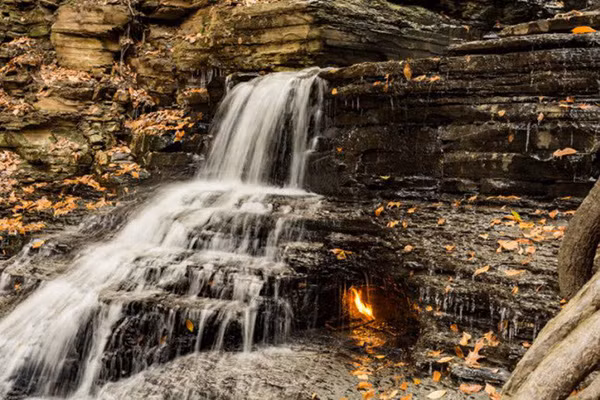 Thác lửa vĩnh cửu, Mỹ: Tại thác nước Shale Creek trong vườn quốc gia Chestnut Ridge ở New York, du khách sẽ thấy lửa cháy màu đỏ cam ở phía sau màn nước. Nhiều người tin đó chỉ là ảo ảnh, nhưng thực chất ngọn lửa là khí gas bốc cháy. Thác lửa vĩnh cửu, Mỹ: Tại thác nước Shale Creek trong vườn quốc gia Chestnut Ridge ở New York, du khách sẽ thấy lửa cháy màu đỏ cam ở phía sau màn nước. Nhiều người tin đó chỉ là ảo ảnh, nhưng thực chất ngọn lửa là khí gas bốc cháy.