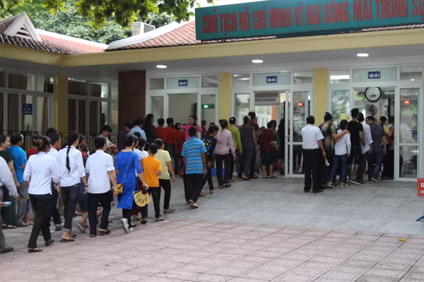 Người dân xếp hàng chờ vào viếng Bác.