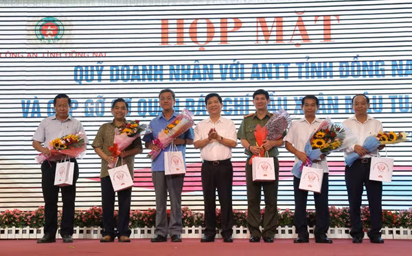 Thứ trưởng Nguyễn Văn Sơn tặng hoa và quà lưu niệm cho những cá nhân có nhiều đóng góp xây dựng quỹ.