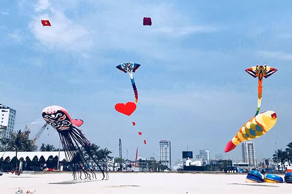 Những con diều ấn tượng, đầy màu sắc được các nghệ nhân thi trên bãi biển Đà Nẵng. Những con diều ấn tượng, đầy màu sắc được các nghệ nhân thi trên bãi biển Đà Nẵng.