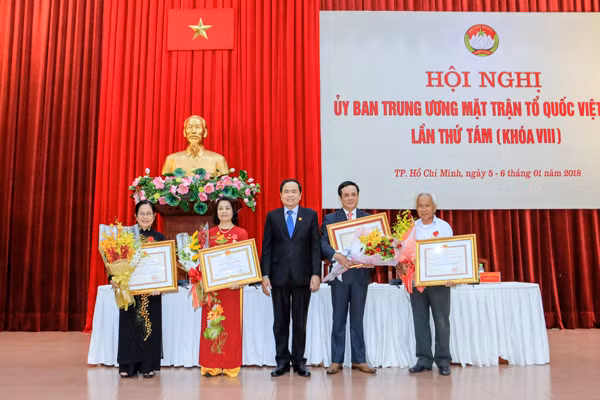Thừa ủy quyền của Chủ tịch nước, đồng chí Trần Thanh Mẫn trao Huân chương cho các cá nhân xuất sắc.