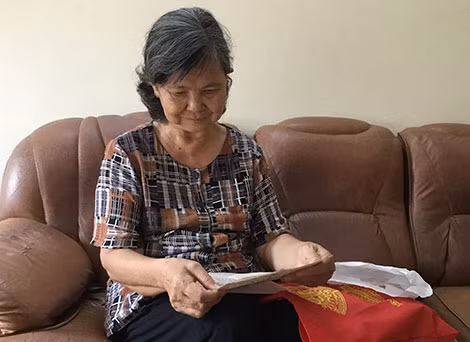 Bà Bùi Thị Mai và kỉ vật của mẹ.