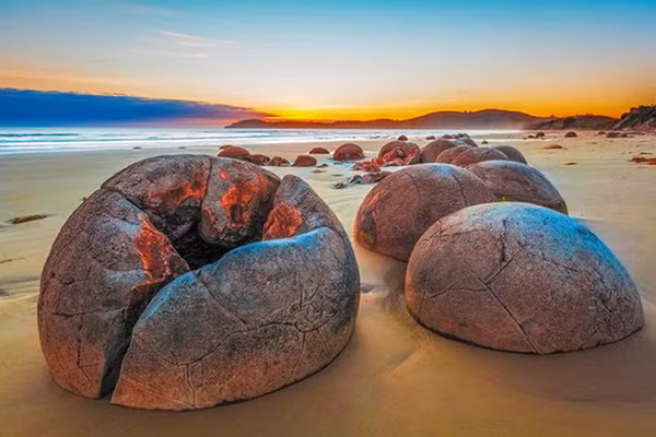 Đá Moeraki, New Zealand: Các khối đá hình cầu này được hình thành dưới đáy biển cách đây khoảng 60 triệu năm. Mỗi khối đá có trọng lượng nặng vài tấn và chiều cao khoảng 1,8m. Đá Moeraki, New Zealand: Các khối đá hình cầu này được hình thành dưới đáy biển cách đây khoảng 60 triệu năm. Mỗi khối đá có trọng lượng nặng vài tấn và chiều cao khoảng 1,8m.