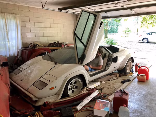 Siêu xe Lamborghini Countach đời 1981 này sở hữu ngoại thất màu trắng sang trọng. Hẳn nhiên, nó đã cũ và có nhiều bộ phận bị tróc sơn.