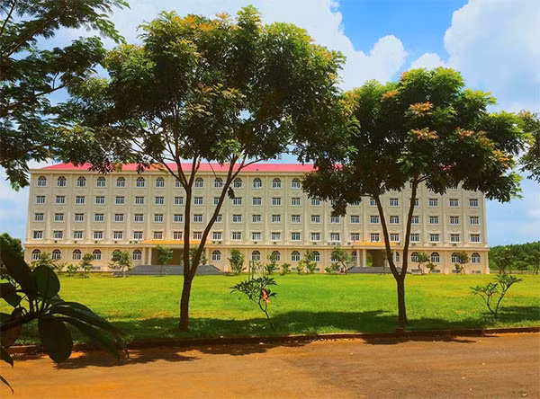Đại học Công nghệ miền Đông có cơ sở khang trang, hiện đại, đảm bảo sinh viên có không gian để học tập, nghiên cứu