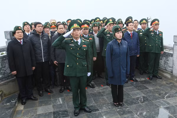 Chủ tịch Quốc hội Nguyễn Thị Kim Ngân và các đồng chí trong đoàn công tác làm lễ chào cờ tại cột cờ Lũng Cú.
