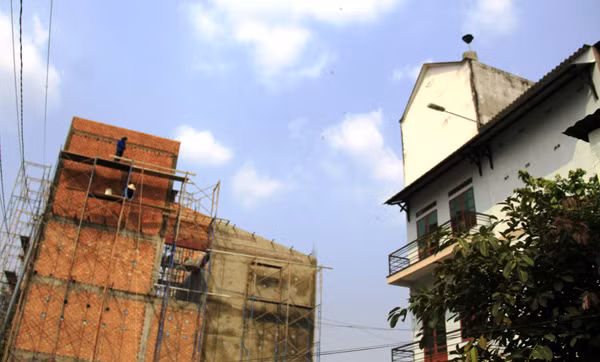 Hai nhà dụ chim yến (mới và cũ) của một gia đình ở thị trấn Mađaguoi, huyện Đạ Huoai, tỉnh Lâm Đồng.