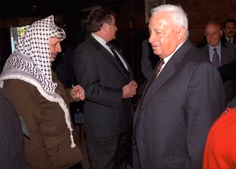 Ông Yasser Arafat và Airel Sharon.