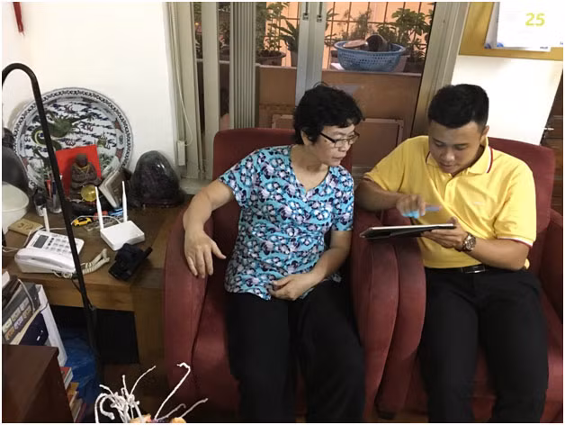 Cán bộ kỹ thuật MobiFone hướng dẫn cho người dân cách thức sử dụng loa phường kiểu mới.