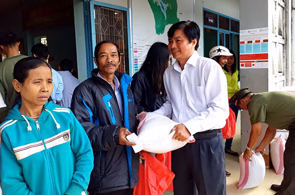 Đại tá Nguyễn Văn Ngàn, Phó Giám đốc Công an Khánh Hòa và ông Lữ Thanh Hải, Phó trưởng Đoàn đại biểu Quốc hội tỉnh Khánh Hòa trao những phần gạo của Phó Thủ tướng thường trực Chính phủ Trương Hòa Bình tặng 100 hộ gia đình ở xã Khánh Bình.