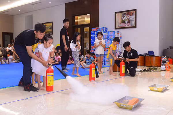 Nhiều em nhỏ thích thú xen lẫn hồi hộp khi lần đầu tiên sử dụng bình chữa cháy.