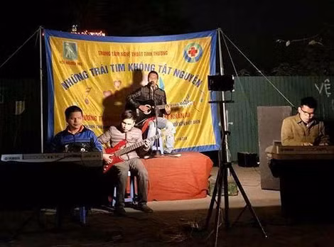 Ban nhạc "Nắng mai" biểu diễn trên đường Tố Hữu.